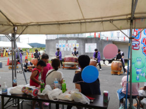 和太鼓の演奏を聞く人たちの写真