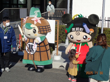 左から、きやまん（基山町）、ちくちゃん（筑前町）